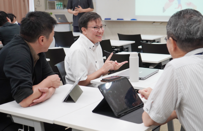 教職員同士で話し合いを行う教員研修中の様子