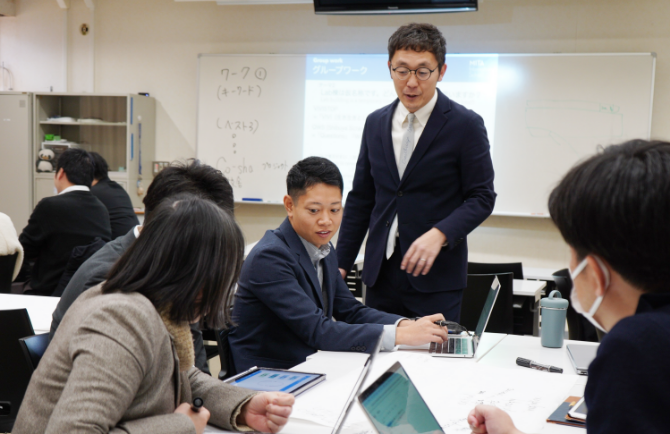 教員同士でグループワークを行う教員研修中の様子